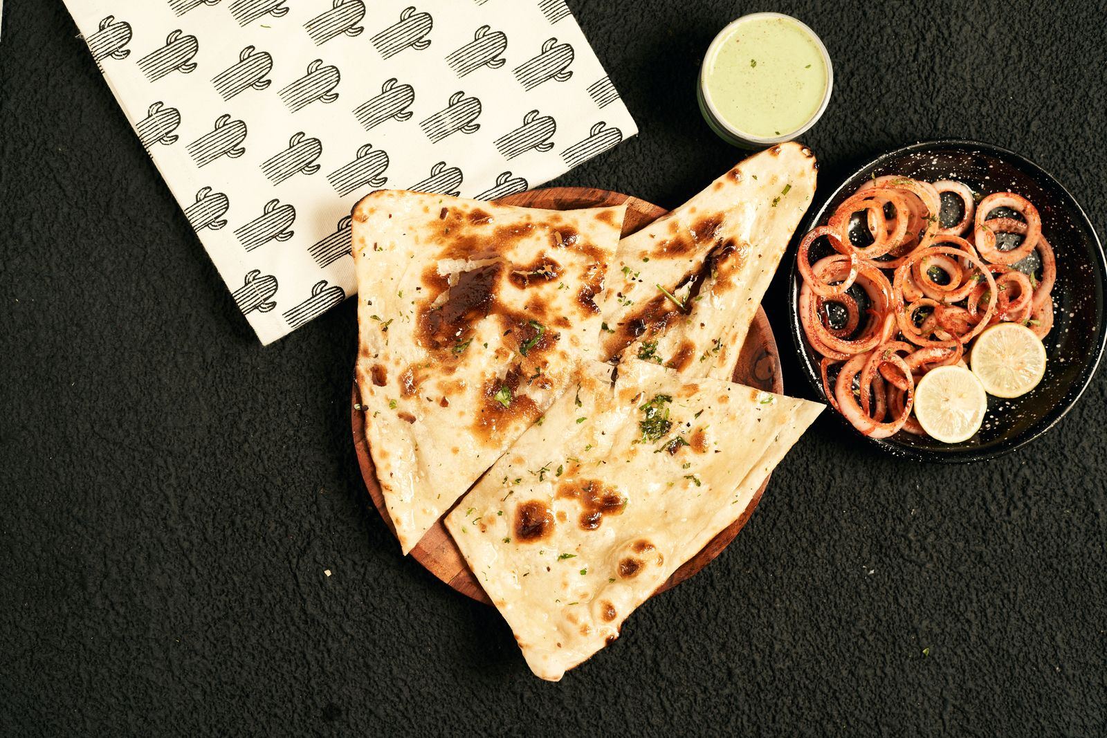 Naan with onion rings and green chutney